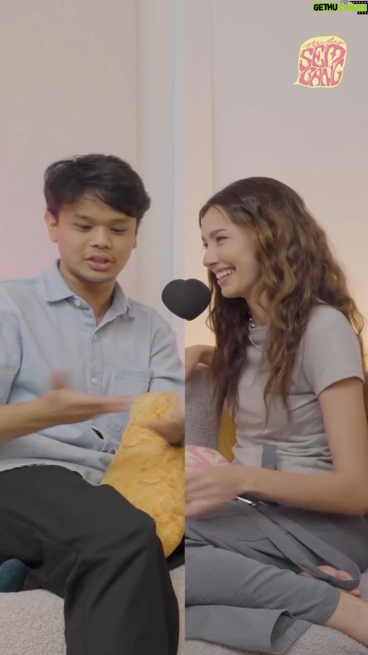 Amelia Henderson Instagram - alamak macam deep talk je malam ni? mesti best dengar @realfimiedon dengan ame borak ni. korang pergi terawih dulu, nanti balik boleh layan #studiosembang kat @youtube @spotify & @applepodcasts pukul 10pm k!! #jomsembang