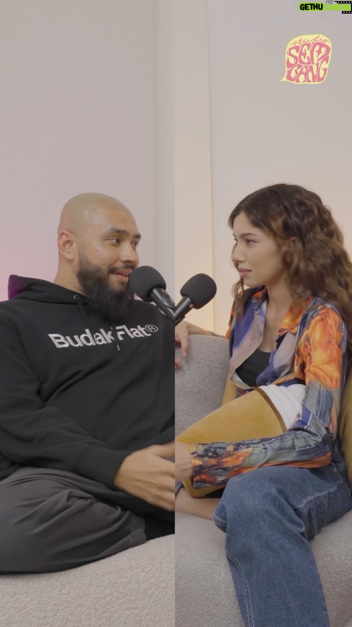 Amelia Henderson Instagram - kejap kejap ni bukan class rapping tau, tapi korang mesti nak tau perspective seorang rapper terhadap things yg pernah jadi kan? apa kata sama² kita layan episod @gilabunny lepas terawih kang, 10pm kat @youtube @spotify & @applepodcasts jom! #jomsembang #studiosembang
