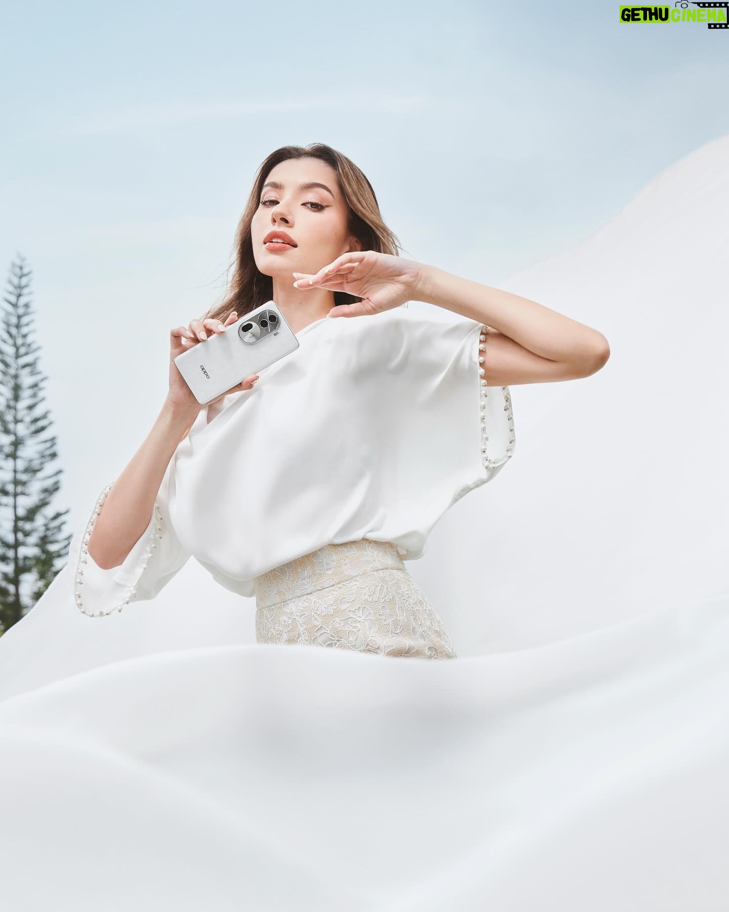 Amelia Henderson Instagram - limited eidition Raya Super Epik sale is happening from 23rd march until 21st april! get rebates up to RM500 now 🌙 #OPPORayaSuperEpik @oppomalaysia 💛