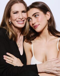 Amelie Zilber Instagram - mama & jewels & spoiling her with Tiffany T for Mother’s Day! Nothing better!! @tiffanyandco #tiffanyandco #tiffanyicons💎🩵