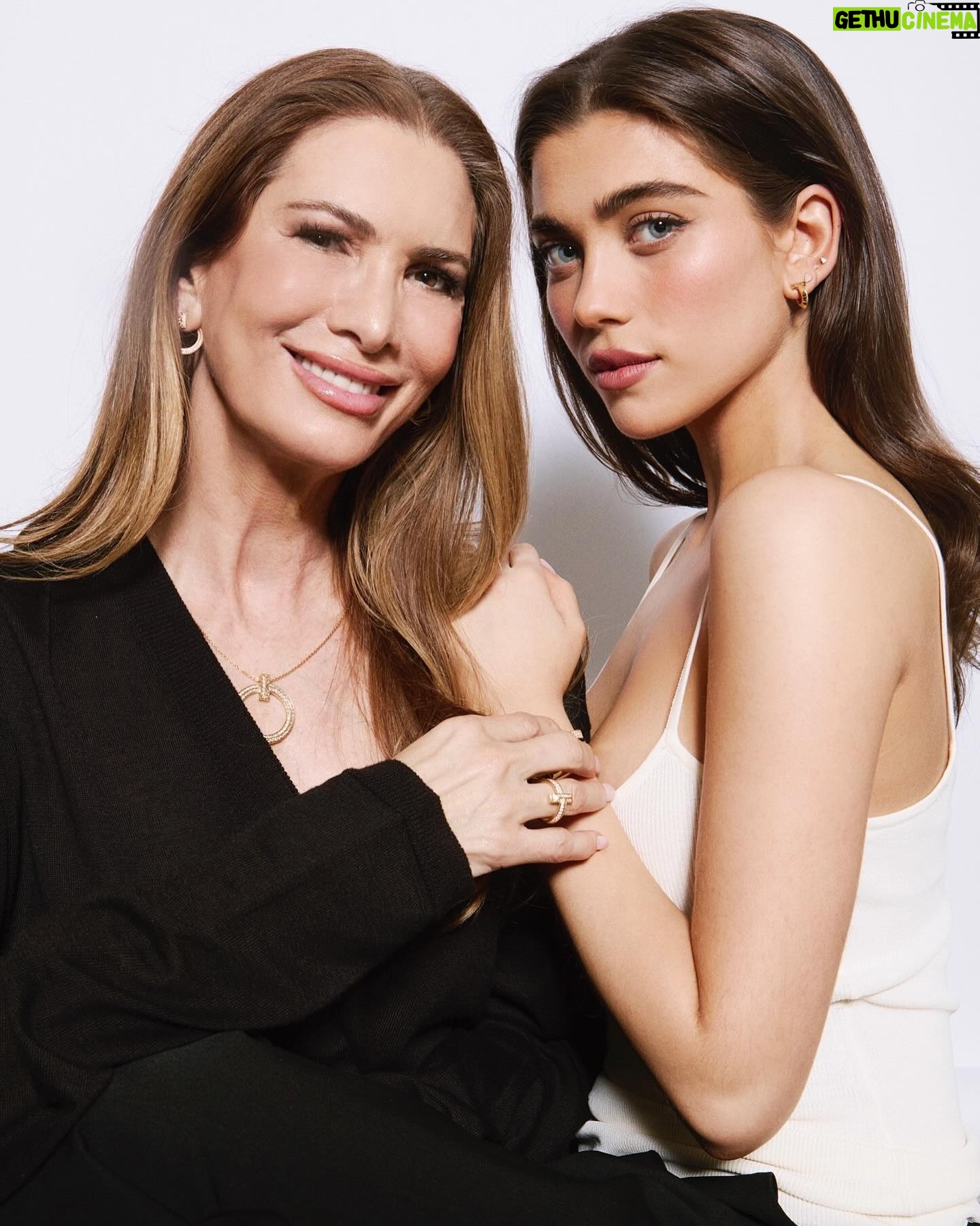 Amelie Zilber Instagram - mama & jewels & spoiling her with Tiffany T for Mother’s Day! Nothing better!! @tiffanyandco #tiffanyandco #tiffanyicons💎🩵