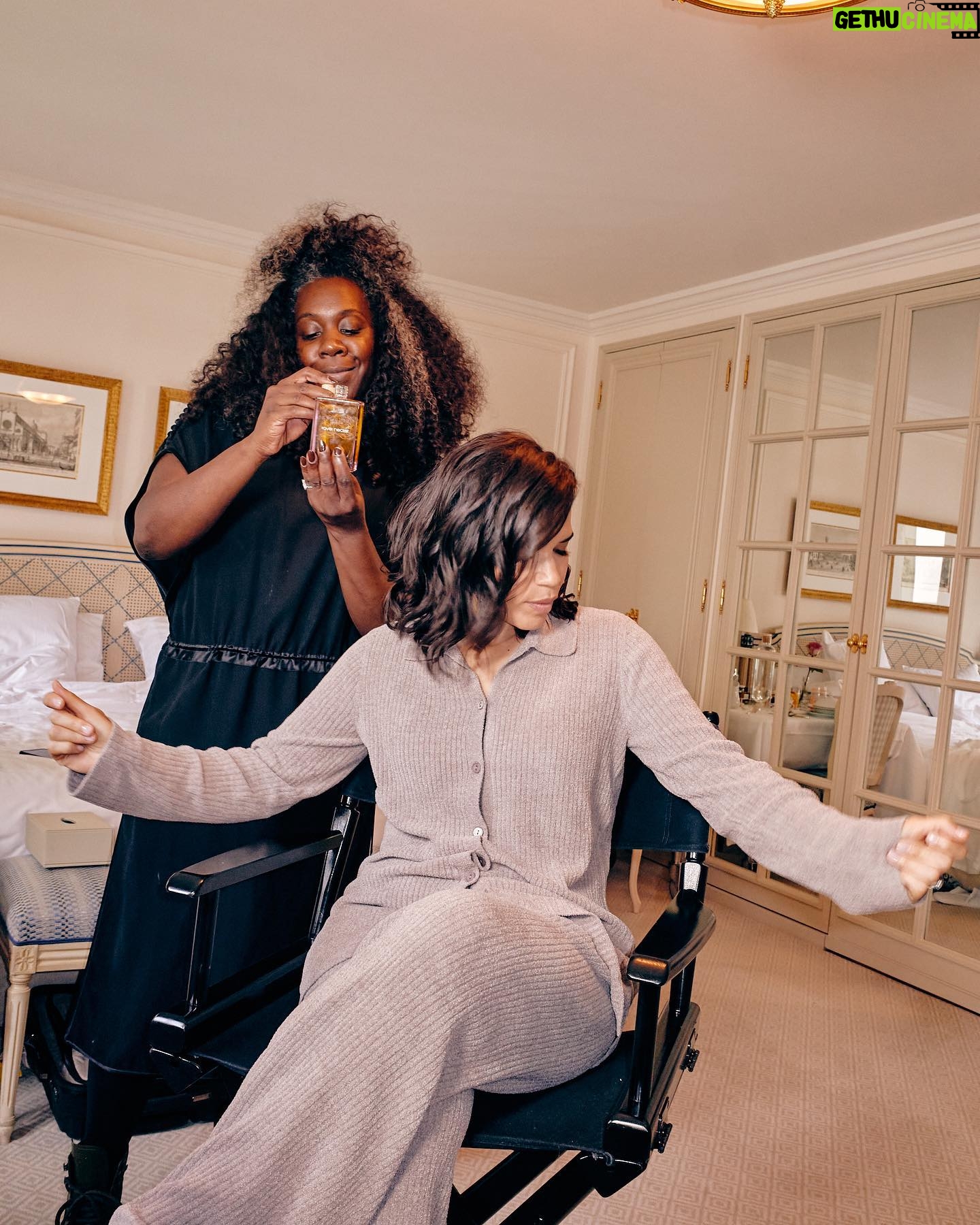America Ferrera Instagram - Behind the scenes of my glam process! Thanks @elleusa for capturing my preparation for @chloe show in Paris! Link to full article in stories. 🖤🖤🖤