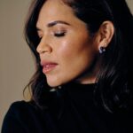 America Ferrera Instagram - Behind the scenes of my glam process! Thanks @elleusa for capturing my preparation for @chloe show in Paris! Link to full article in stories. 🖤🖤🖤