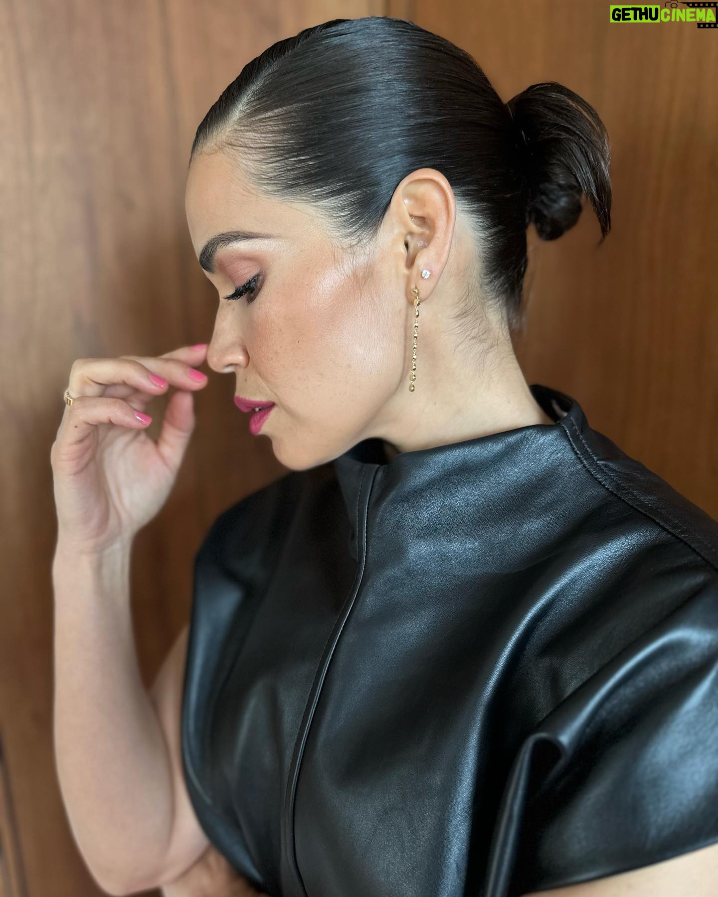 America Ferrera Instagram - 🖤💕Seoul, Korea X Barbie💕🖤 @karlawelchstylist @mioknyc @lindahaymakeup @kawachouttt