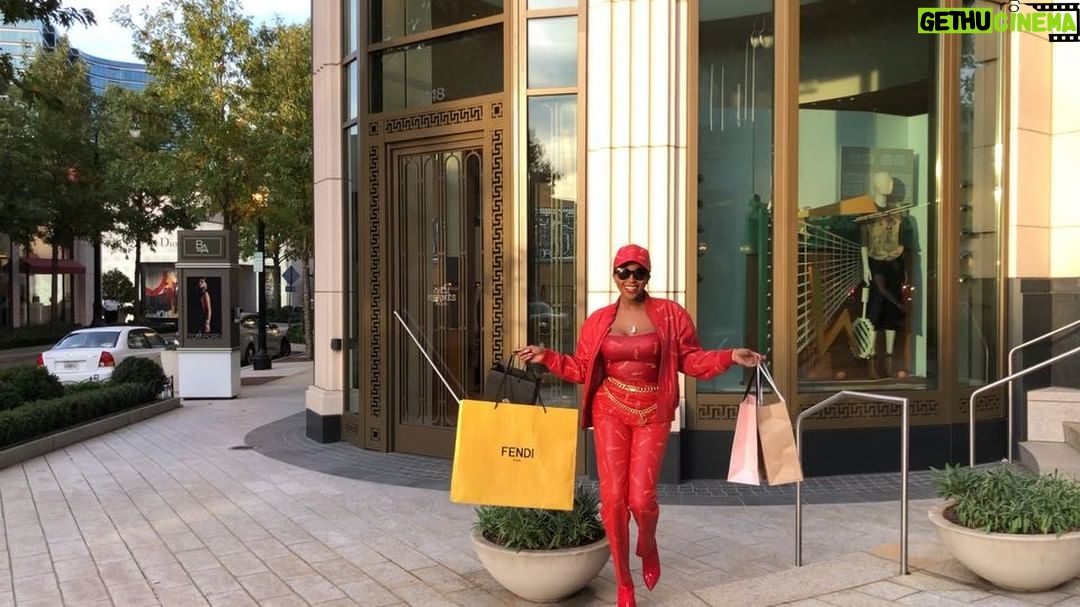 Amiyah Scott - 83.7K Likes - This is #Frimi with an “i”, not an “e” 😂❤️ #HappyHalloween #Peaches #aLowDownDirtyShame @jadapinkettsmith