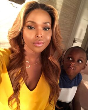 Amiyah Scott Instagram - Who’s ready for a brand new episode of @staronfox tomorrow?! ⭐️👀 And yes, Cotton is a MOM mom now! 👩‍👦Got my parent teacher conference blouse on & everything 😩 if you look closely you can see the fear in his eyes 💪🏽😂❤️ go “rake up” them grades before I take this wedge off! 👡 @traycemalachi