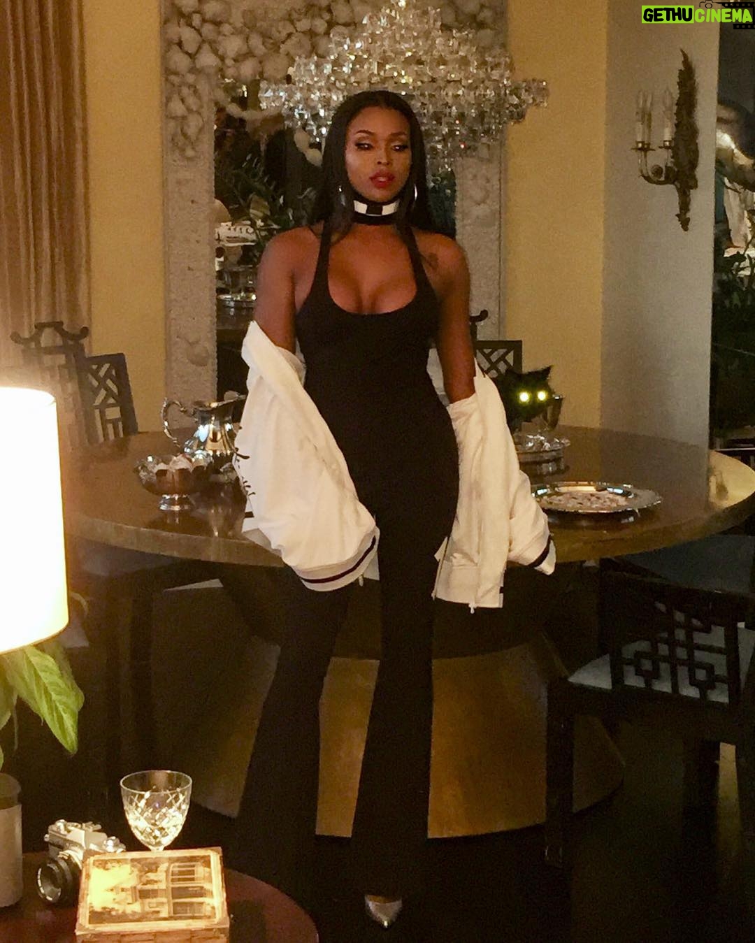 Amiyah Scott Instagram - Got some 🔥 coming soon #bts Styled by @parischea @fentyxpuma @cl.atl Hair @thequeenofkash Makeup @japanesefaces