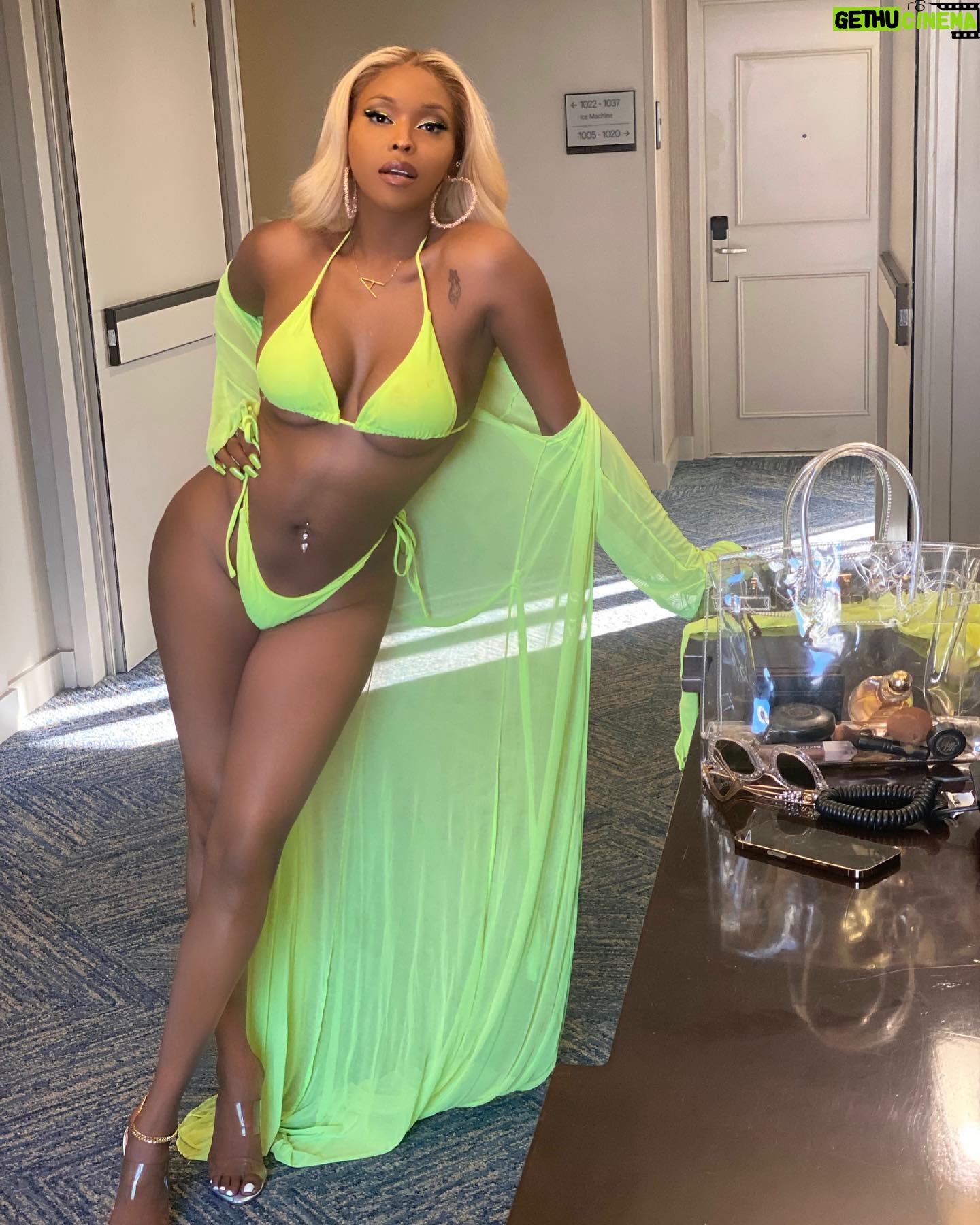 Amiyah Scott - 75.7K Likes - from head to toe baby, fuck a flaw
📸 @diddyinthe90s