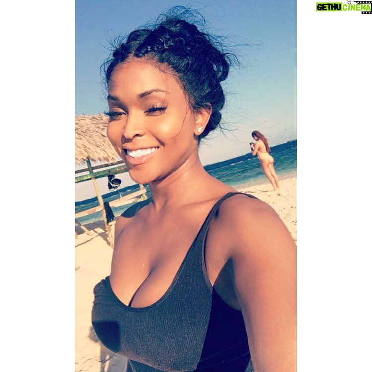 Amiyah Scott Instagram - #puntarucia #cayoarena in #DominicanRepublic S/o to @kellonderyck for my vacation hair & @flashlashextensions 💕