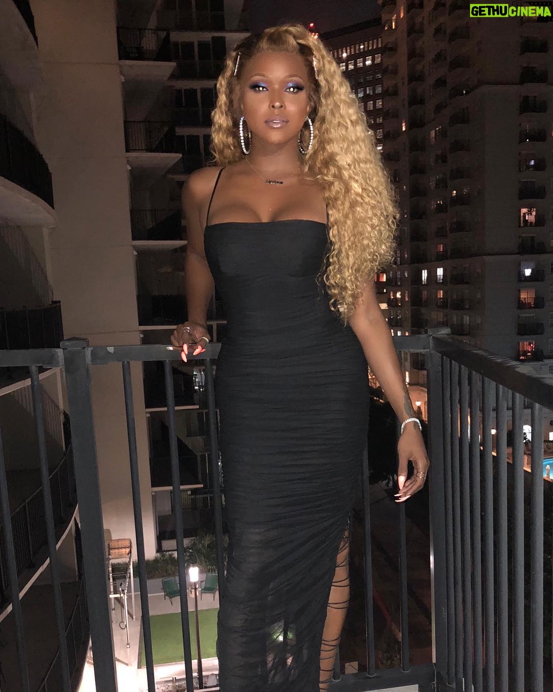 Amiyah Scott - 77.9K Likes - I love this dress 🖤
Hair by @iamalonzoarnold