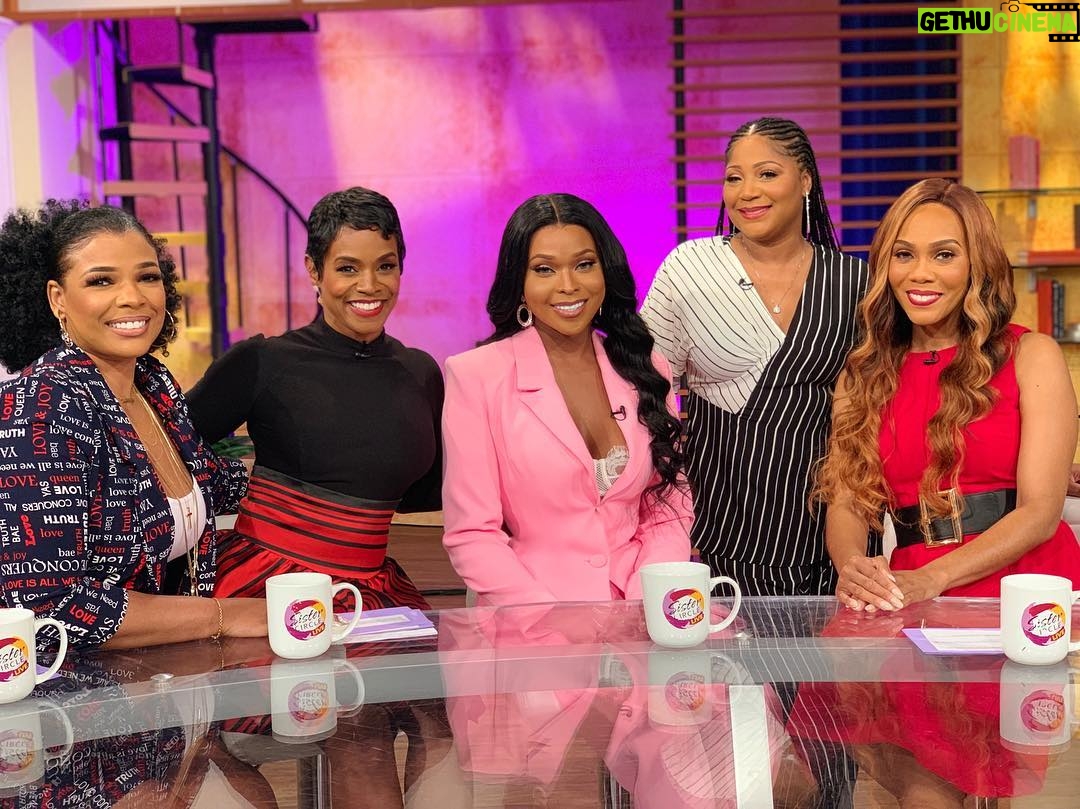 Amiyah Scott Instagram - I had such a good time on @sistercircletv discussing @staronfox and my new book #MemoirsOfAMermaid ⭐️🧜🏽♀️💕 Hair by @thequeenofkash
