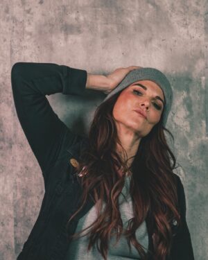 Amy Dumas Instagram - It’s that time of year…from beanie to bucket
📸: @nathersonn