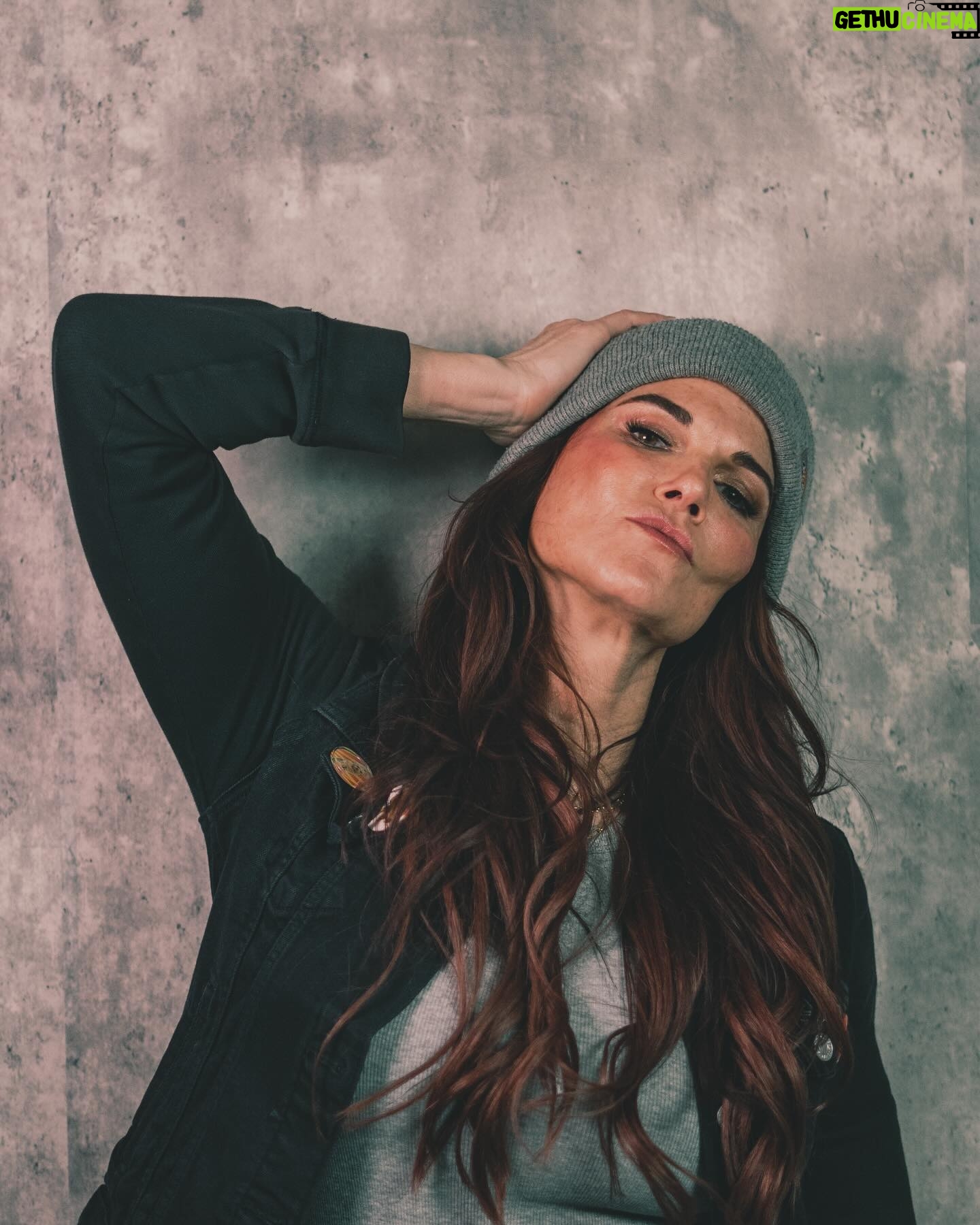 Amy Dumas - 19K Likes - It’s that time of year…from beanie to bucket
📸: @nathersonn