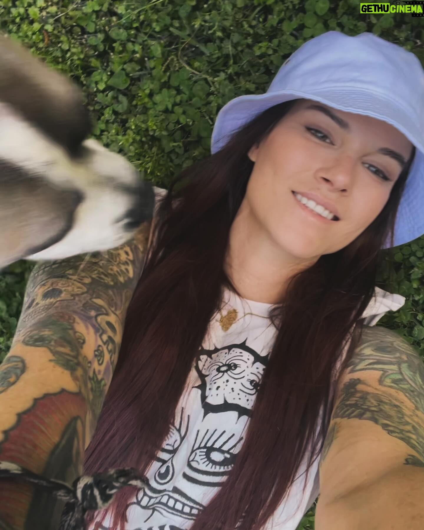 Amy Dumas - 19K Likes - It’s that time of year…from beanie to bucket
📸: @nathersonn
