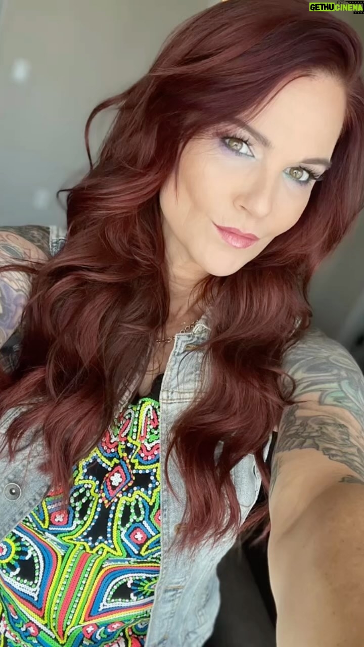 Amy Dumas - 20.1K Likes - When there isn’t a photog available to capture that perfect moment…. It’s 2022 in selfies with some of my favs
@_thekenz_
@trishstratuscom
@thenikkibella
@thebriebella
@macabrebyrd
@darksheikftf