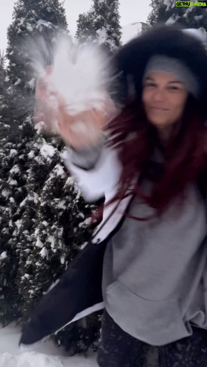 Amy Dumas - 15.3K Likes - When #RAW is in Canada, you go visit your #bestie
#snowday
