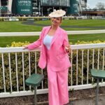 Amy Hart Instagram - Fab day at Aintree with @saskia_marriott 💕💕🐴 We ate in ‘The Art Club’ and the food was just insane, have a reel to put up in the week to show you! As you know I’m feeling more suit than dress at the moment and I loooove this one from @riverisland and got so many compliments all day! I actually had quite a few winners too! We then ended up at ‘the queens’ pub which was sooo much fun! #aintree #ladiesday #imwearingri #riverisland #suit #ladiestailoring #midsizestyle #midsizefashion #horseracing #racedayoutfits #fascinator #midsizetailoring #midsizesuit