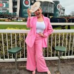 Amy Hart Instagram - Fab day at Aintree with @saskia_marriott 💕💕🐴 We ate in ‘The Art Club’ and the food was just insane, have a reel to put up in the week to show you! As you know I’m feeling more suit than dress at the moment and I loooove this one from @riverisland and got so many compliments all day! I actually had quite a few winners too! We then ended up at ‘the queens’ pub which was sooo much fun! #aintree #ladiesday #imwearingri #riverisland #suit #ladiestailoring #midsizestyle #midsizefashion #horseracing #racedayoutfits #fascinator #midsizetailoring #midsizesuit