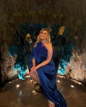 Amy Hart Instagram - One week to go til the BAFTA’s, this is the last set of blue dress pics I promise 🤣🤣. Just wanted to leave number 2 in there to remind you skin texture is normal! Had my dress fitting today for the ceremony next week, what do you think I’ve gone for?!

#baftas #glam #redcarpetfashion #baftatvawards #nightout #peacockfeathers