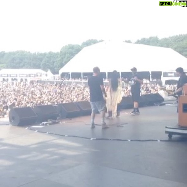 Amy Lee Instagram - Full effin circle! @uglykidjoeband @evanescenceofficial @graspopmetalmeeting #davefortmanrocks #shreddievanhalen #metalbffs