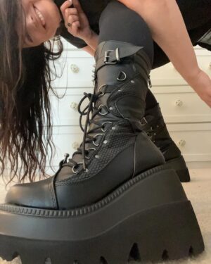 Amy Lee Instagram - Getting ready for tour checklist:
-practice piano ☑️
-play dress-up in my closet ☑️ 
-practice head banging in new shoes ☑️
-run in the woods 💪 ☑️ 

LET’S GO!!!!