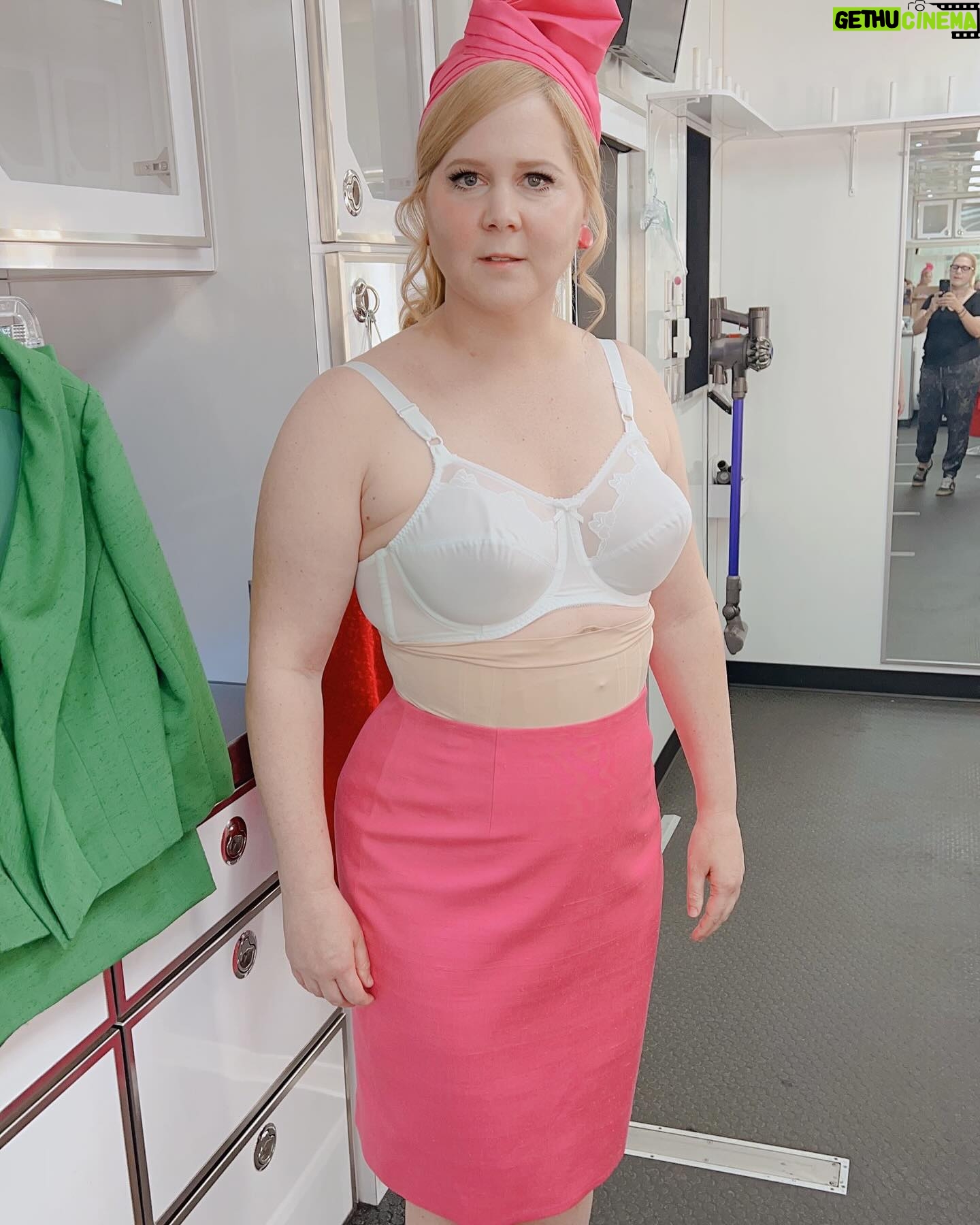 Amy Schumer Instagram - Thank you @jerryseinfeld for having me! “Unfrosted” is out today on @netflix I will never get over the @voelhair the @kyrapanchenko_mkup and the costumes by Susan Matheson and this cast is absolutely the funniest roster you will ever see. Loved every second with my counterpart @iammaxgreenfield