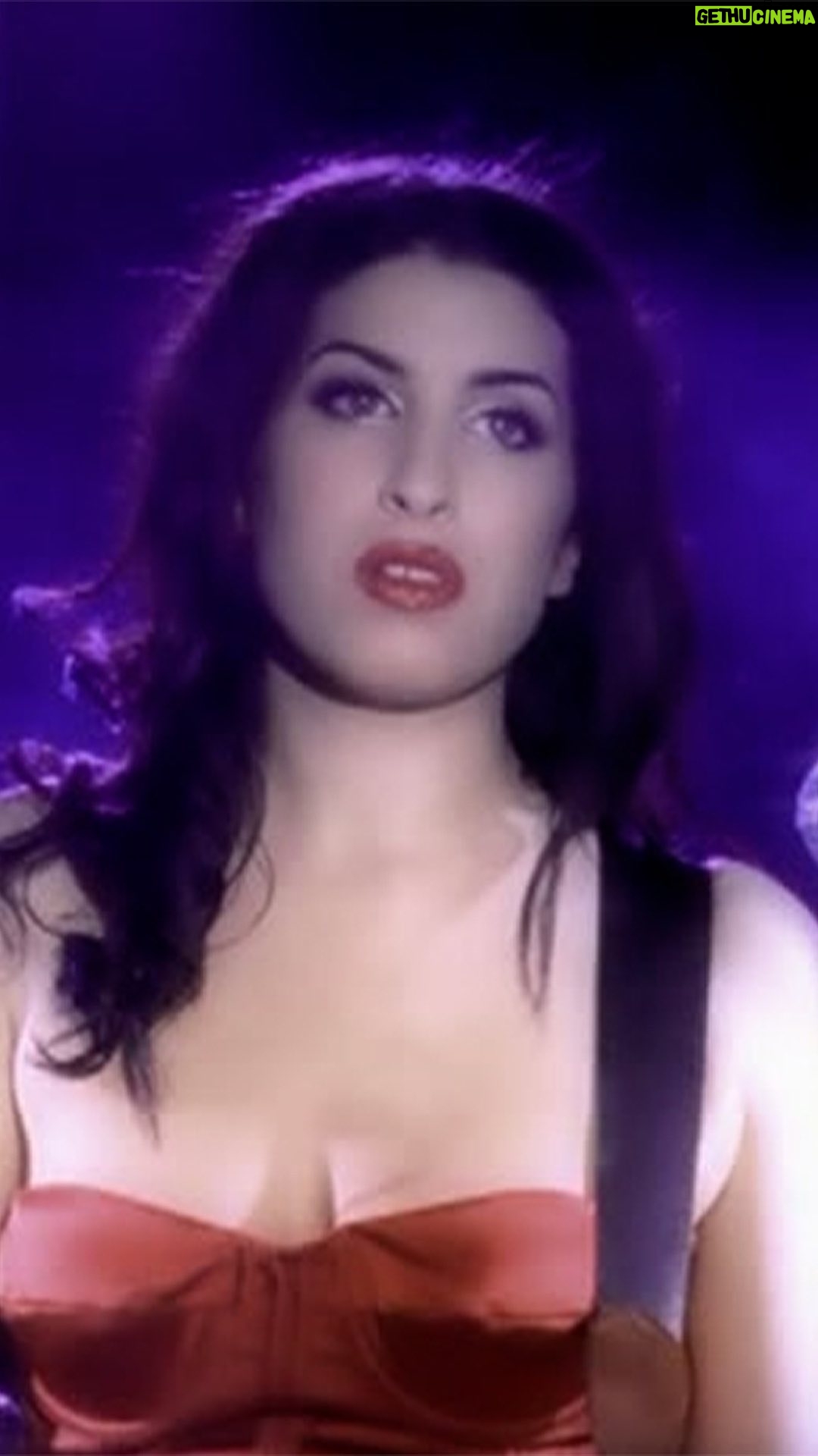 Amy Winehouse Instagram - Amy’s storytelling talent shines brilliantly in “Take the Box.” This song is a raw and honest portrayal of the end of a relationship, marked by the realisation that it’s time to move on. A theme that Amy navigates with a blend of vulnerability and strength. It’s this honesty and rawness that have become hallmarks of her work. 🖤 #Frank20