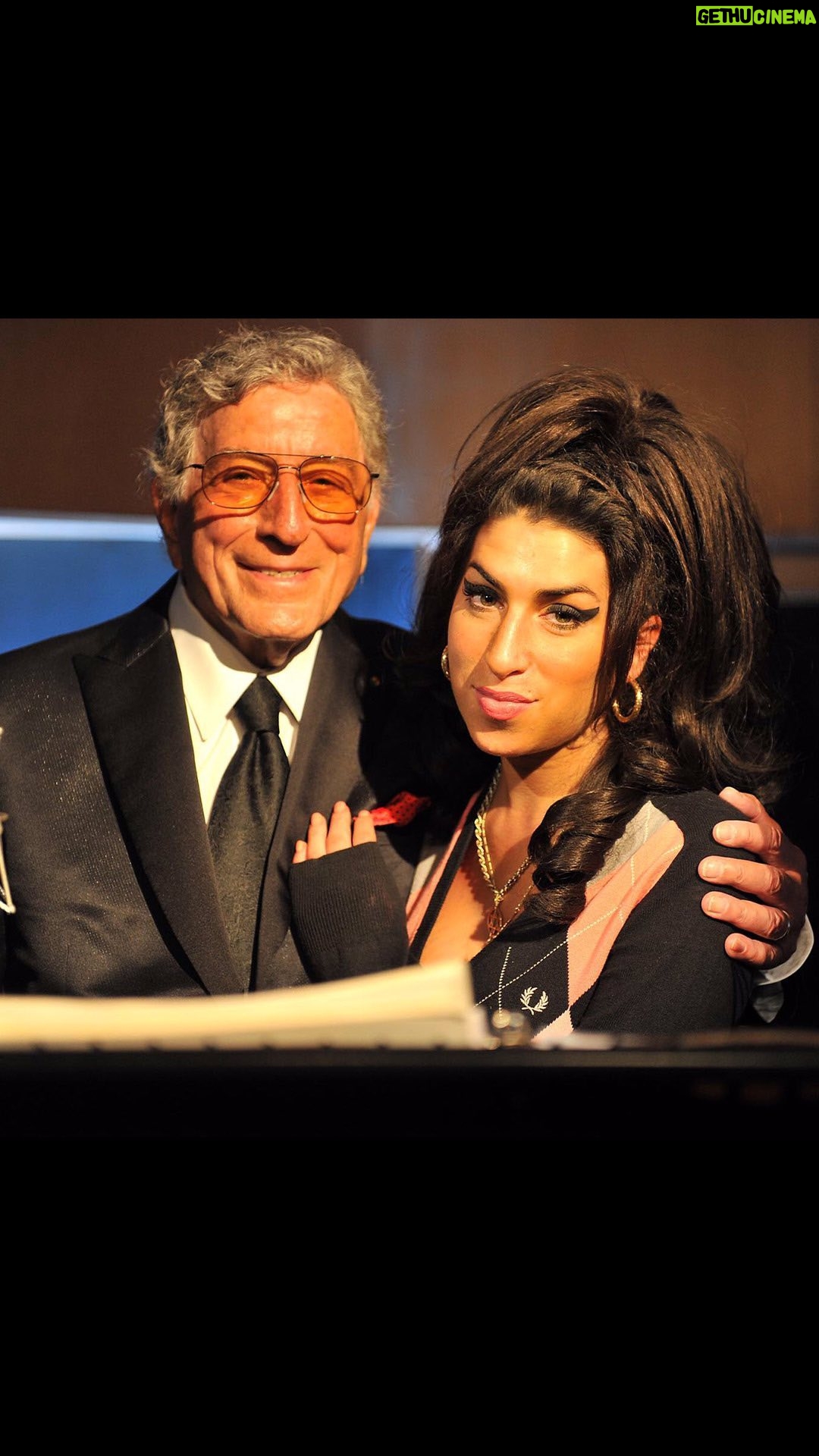 Amy Winehouse Instagram - An incredible artist and a true friend to Amy. Rest in peace, Tony Bennett. Tony was always a source of inspiration to Amy, and their connection was made even more special when he was the one to announce Amy’s ‘Record of the Year’ GRAMMY Award in 2008, and then culminating in 2011 with the beautiful “Body and Soul”; a gorgeous and sentimental duet with her personal hero. We send all our love and condolences to Tony’s family and friends. 🖤 “I wasn’t shocked because I won the GRAMMY, but because Tony Bennett has said my name!” - Amy Winehouse.
