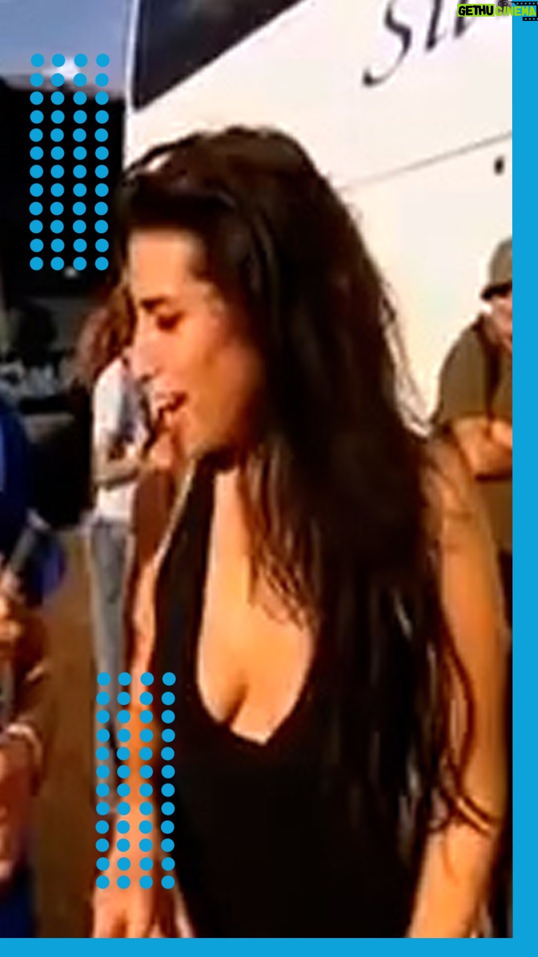 Amy Winehouse Instagram - Amy at her sardonic best, being interviewed by her good friend Simon Amstell. Backstage before her performance at V festival in 2004 🤍