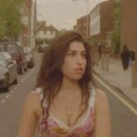 Amy Winehouse Instagram – Lyric video officiel de “Fuck Me Pumps” d’Amy Winehouse tiré de son premier album, “Frank”, en français. La vidéo a été créée à partir de pièces inutilisées du clip officiel original, qui est sortie le 5 avril 2004. 👠 #Frank20