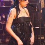 Amy Winehouse Instagram - Witness the magic of Amy and Paul Weller, weaving their voices together in perfect harmony for a live rendition of “Don’t Go to Strangers”.💕 🖤