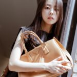An So-hee Instagram - 🖤 @prada #PradaGalleria #adv #gift