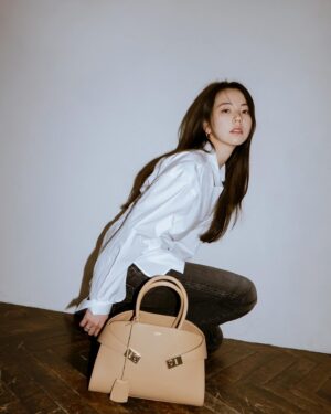 An So-hee Instagram - 🤎 @Ferragamo #FerragamoHugBag #페라가모