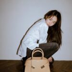 An So-hee Instagram - 🤎 @Ferragamo #FerragamoHugBag #페라가모