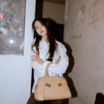 An So-hee Instagram - 🤎 @Ferragamo #FerragamoHugBag #페라가모