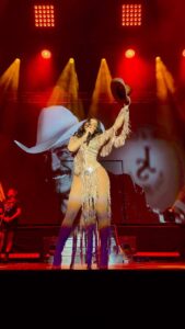 Ana Bárbara Instagram - Ahora te llamaras... no se. Lo tienes bien merecido 🎶🌹 #SecretoDeAmor Nos vemos este Viernes 10 de Noviembre en el @youtubetheater de Los Ángeles! 🤠 #AnaBarbara #BandidosTour