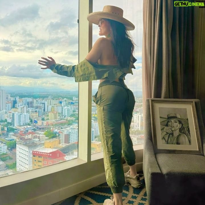 Ana Bárbara Instagram - No tengo cómo pagar todo el amor que he recibido en estos días en #republicadominicana 🥰💋 y lo que nos espera este #sábado 28 en el @teatronacionalrd #pedazosdemialma … Están ya listos ? #BandidosTour 📣 @miguel.nieto77 🌅