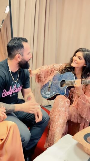 Ana Bárbara Instagram - Hoy cantáremos esta canción en @premiolonuestro 
Gracias por la invitación @anabarbaramusic 🙏🏼