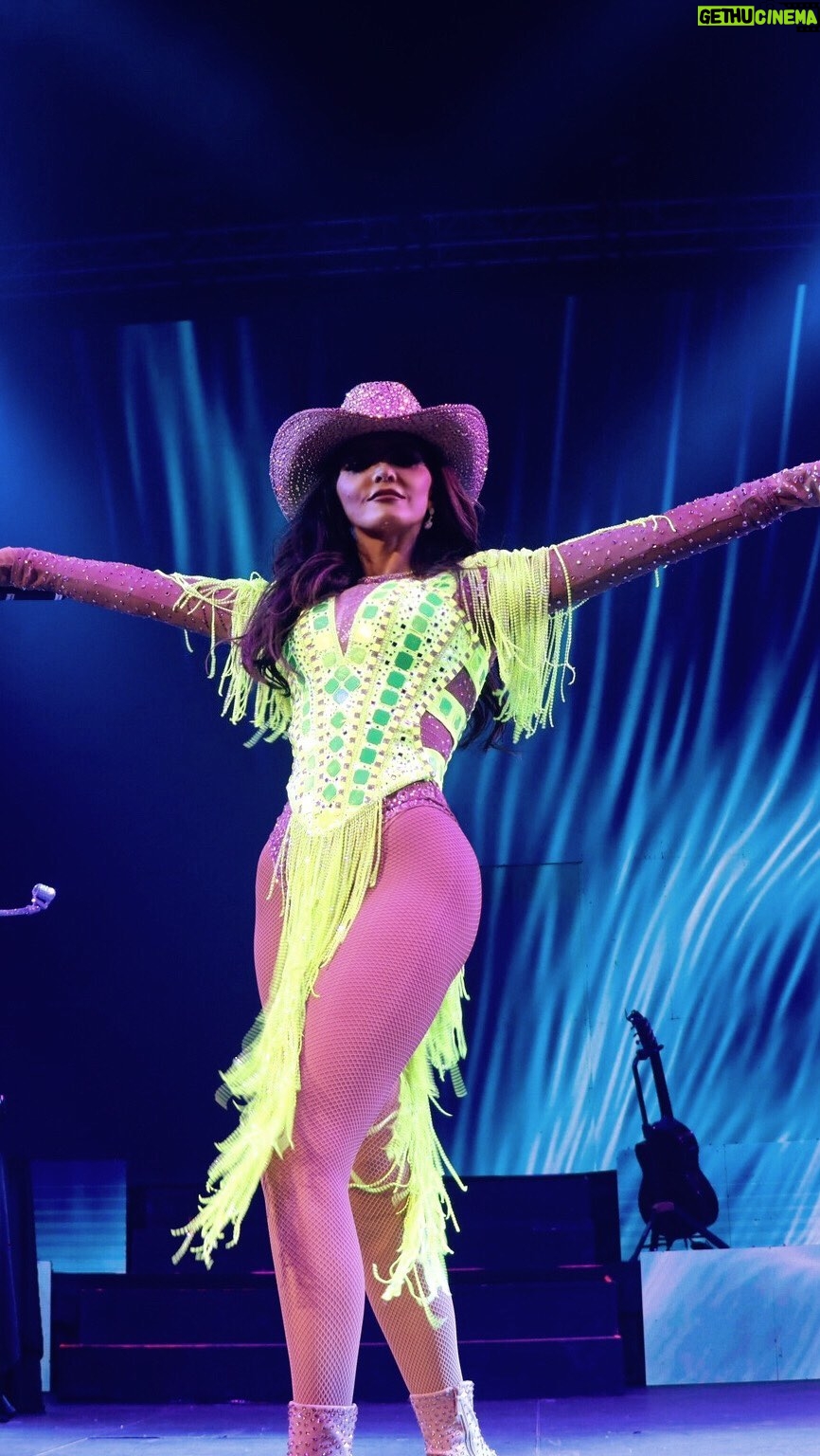 Ana Bárbara Instagram - #18m #diadelfan ❤️🔥 muy agradecida con ustedes #pedazosdemialma de #Monterrey por ese gran cierre del #BandidosTour y todas las ciudades en diferentes países. Los quiero y los que nos dedicamos a esto no seríamos nada sin ustedes ; un ciclo terminó pero llegan más y más sorpresas , recuerden que nos vemos en #Texcoco #feriadelcaballo el 4 de abril 🇲🇽🤩💋 AB 🎥 @soyelmolina #recap #arenamonterrey #bandida