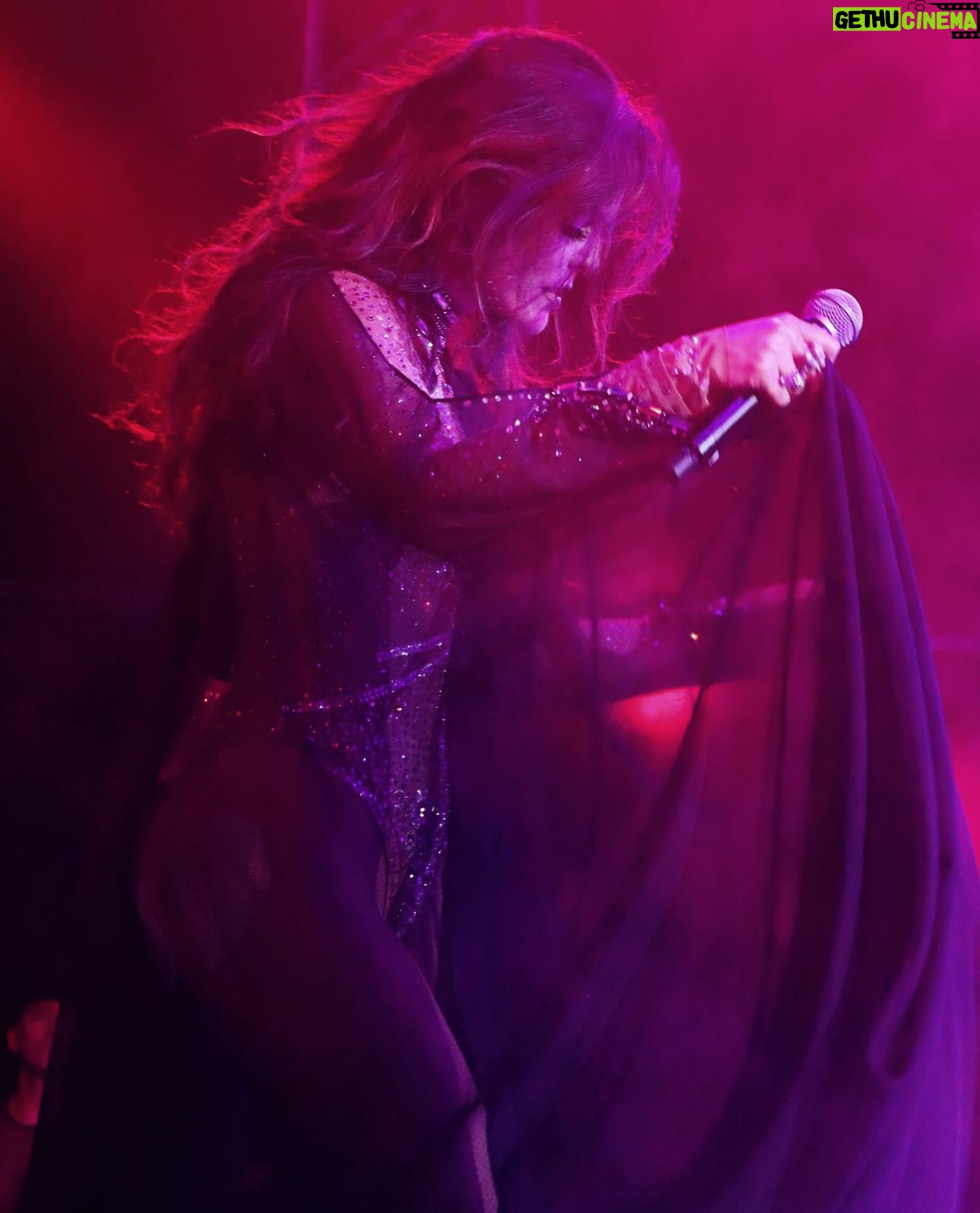 Ana Bárbara Instagram - El gran cierre del #BandidosTour ayer en la @arenamtyoficial en 📸 Gracias #pedazosdemialma que me acompañaron durante toda esta era , en cada ciudad, cada canción, cada baile ‼️💃🏻❤️🔥 Los amo mucho ; también a todos los involucrados @roselazavala @soyezra , mi @elsergiogabriel , @landoslays … a mis bailarines comandados por @jorgeboyoli a toda mi gran banda de músicos aquí y en #USA , a mis familiares y amigos que me acompañaron; a @majo__aguilar , @joy @edwinlunat @yosoyoscarivantrevino @paquitaoficialb y tantos queridos y grandes colegas con los que tuve la fortuna de compartir escenario. … en fin jamás terminaría de agradecer a tantas personas . Y vienen muchas sorpresas más porque hay #Bandida para rato 😏😎💋👢 📸 @soyelmolina