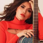 Ana Bárbara Instagram - Asi celebro mis 53! 🎂❤️ Con el alma agradecida y bendecida por el amor que tantos me dan, por ser la música mi mejor aliada en esta vida… 🎸🎶🎼💋