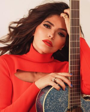 Ana Bárbara Instagram - Asi celebro mis 53! 🎂❤️ Con el alma agradecida y bendecida por el amor que tantos me dan, por ser la música mi mejor aliada en esta vida… 🎸🎶🎼💋