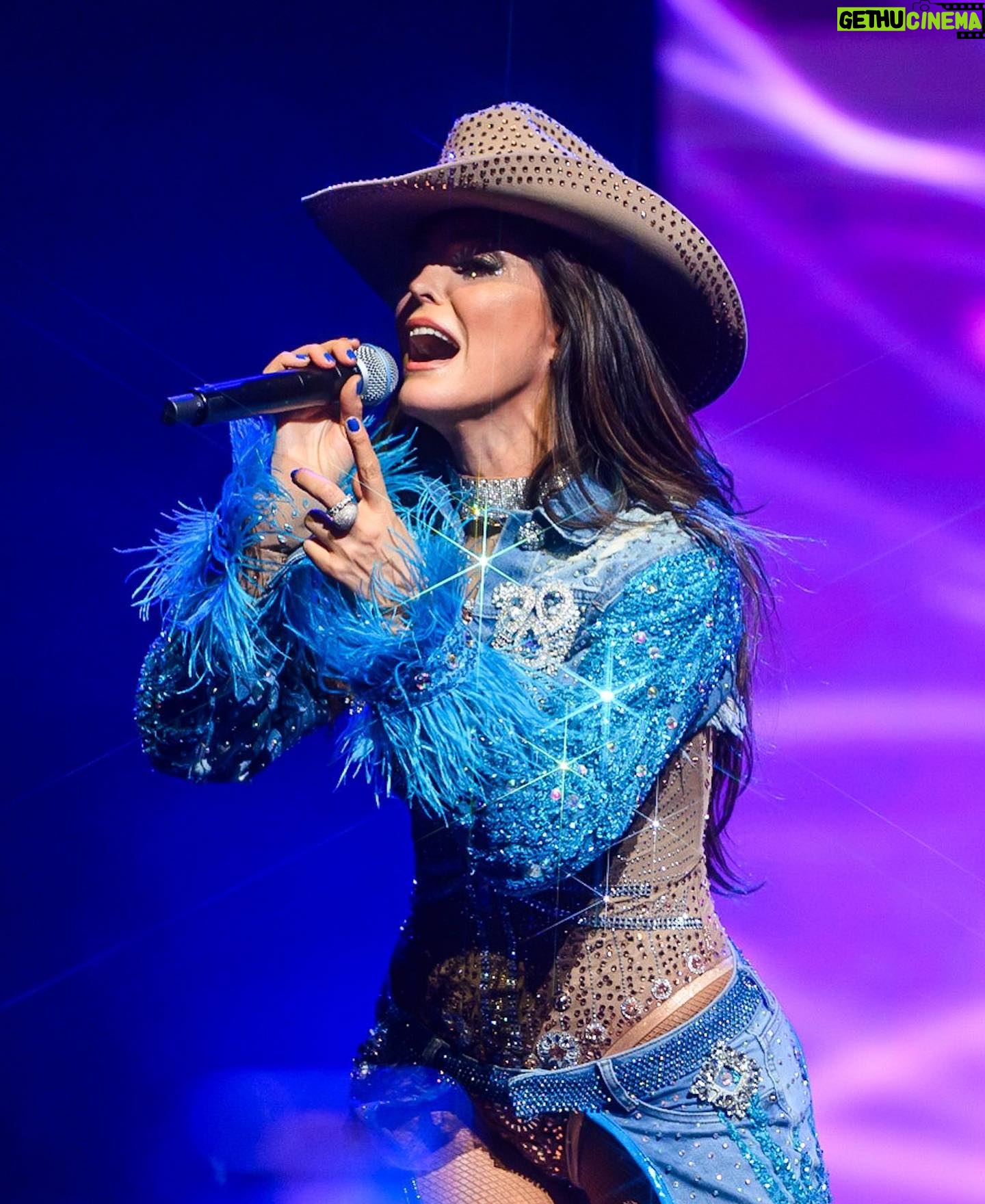Ana Bárbara Instagram - Gracias @anabarbaramusic por un show espectacular en el #BandidosTour aquí en #YouTubeTheater 🤠❤️🔥