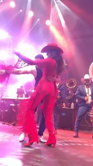Ana Bárbara Instagram - Que bonita forma de terminar la gira #BandidosTour y tuve invitadazos , gracias @edwinlunat por sumarte a este festejo … 

 y hubo otra gran sorpresa que les estaré compartiendo , los quiero #Monterrey ❤️‍🔥💋‼️ Gracias nos vemos  muy pronto !
.
.
#frutaprohibida #edwinluna #anabarbara