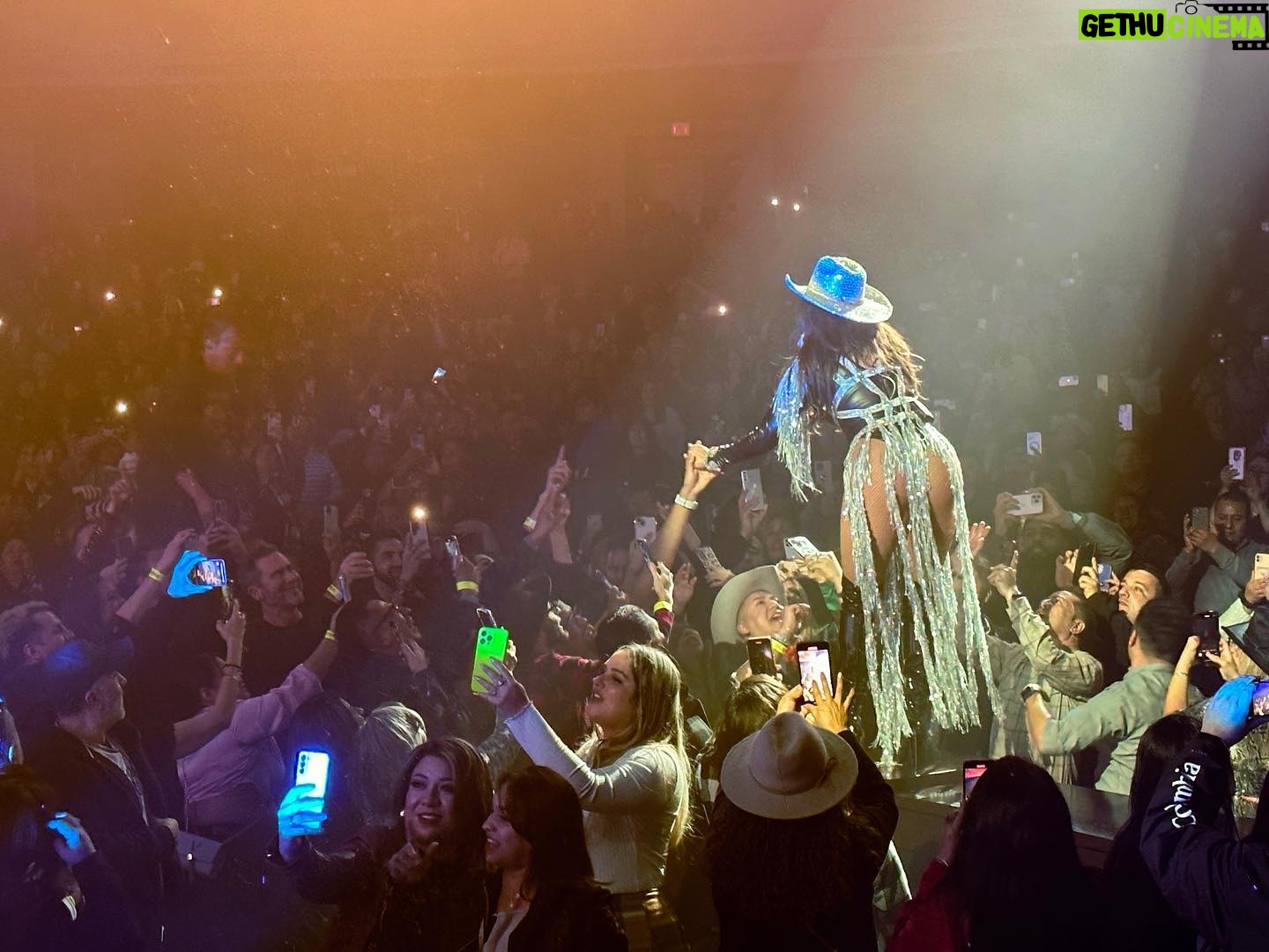 Ana Bárbara Instagram - AGRADECIDA 🙏🏼❤️ #Chicago son un amor!! Gracias por este cierre de la gira lleno de felicidad. Los amo! #BandidosTourUSA