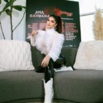 Ana Bárbara Instagram - Haciendo lo que más amo. Compartiendo mi música, mi arte, mi corazón con todos ustedes. 🤍🎶 #musica #ootd #pasion Gracias a toda la prensa que nos acompaño el dia de hoy. Nos vemos en el #BandidosTour!