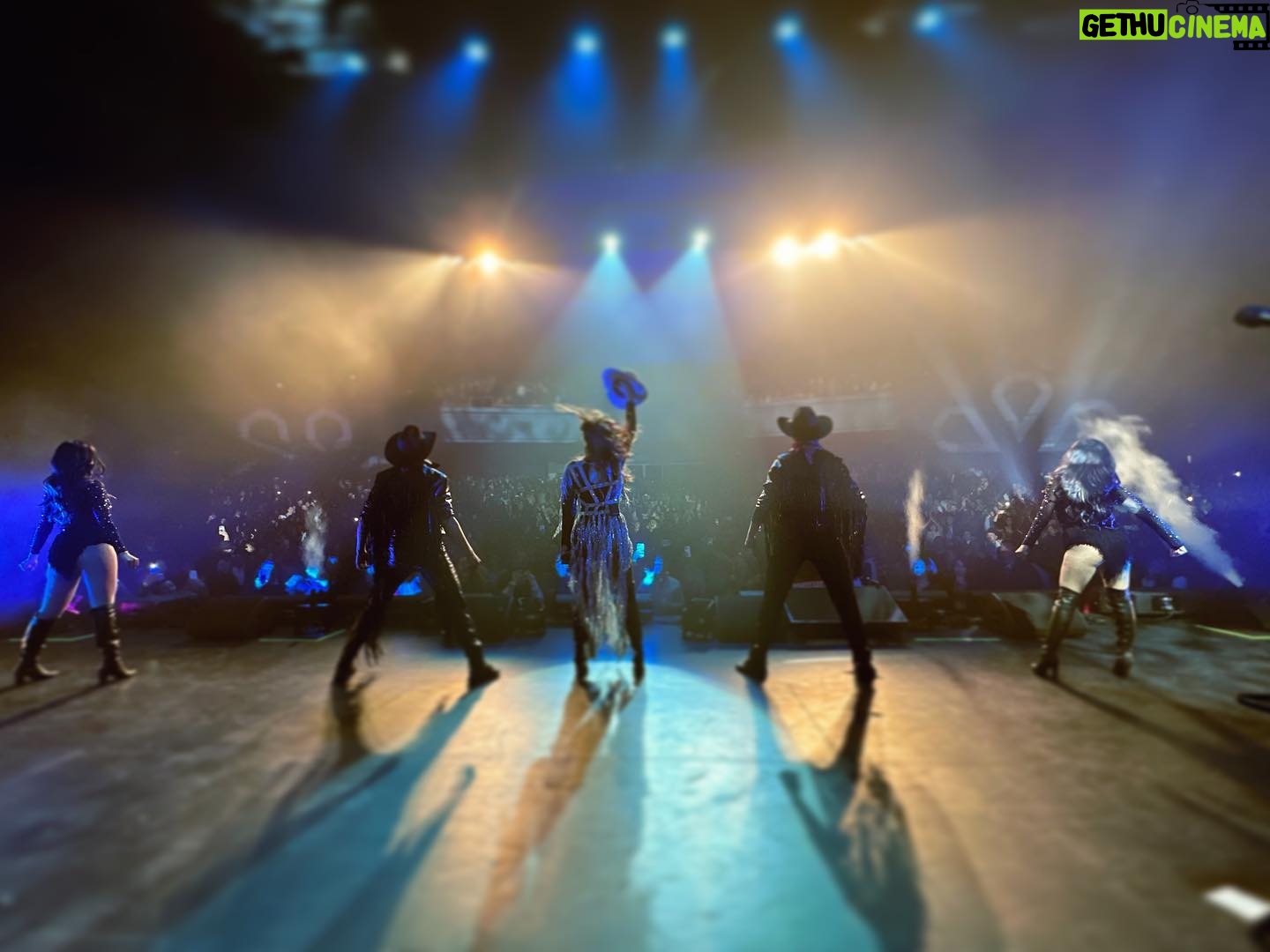 Ana Bárbara Instagram - AGRADECIDA 🙏🏼❤️ #Chicago son un amor!! Gracias por este cierre de la gira lleno de felicidad. Los amo! #BandidosTourUSA