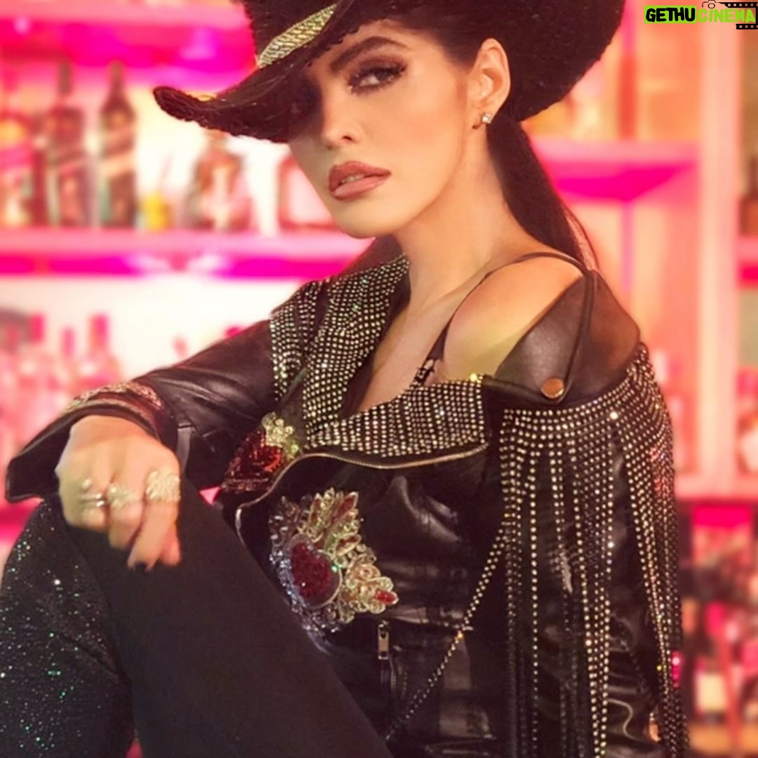 Ana Bárbara Instagram - Estoy escuchando toda mi música favorita en ÁGUILA. Les dejé el enlace en mis historias para que entren a escuchar! @siriusxm @aguilasiriusxm 🎶🎧🥰 #GuestDJ #SiriusXM