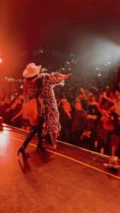 Ana Bárbara Instagram - GRACIAS a mis #Bandidos de San Diego California!!! Su energía fue lo máximo 🤩🤠🔥 #BandidosTour #AnaBarbara