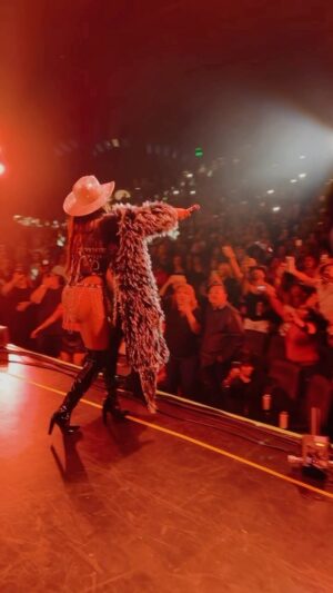 Ana Bárbara Instagram - GRACIAS a mis #Bandidos de San Diego California!!! Su energía fue lo máximo 🤩🤠🔥 #BandidosTour #AnaBarbara